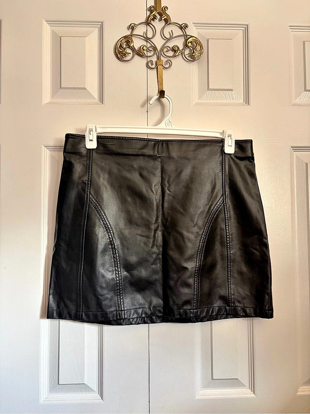 GUESS Black Faux Leather Mini Skirt – XL Like New